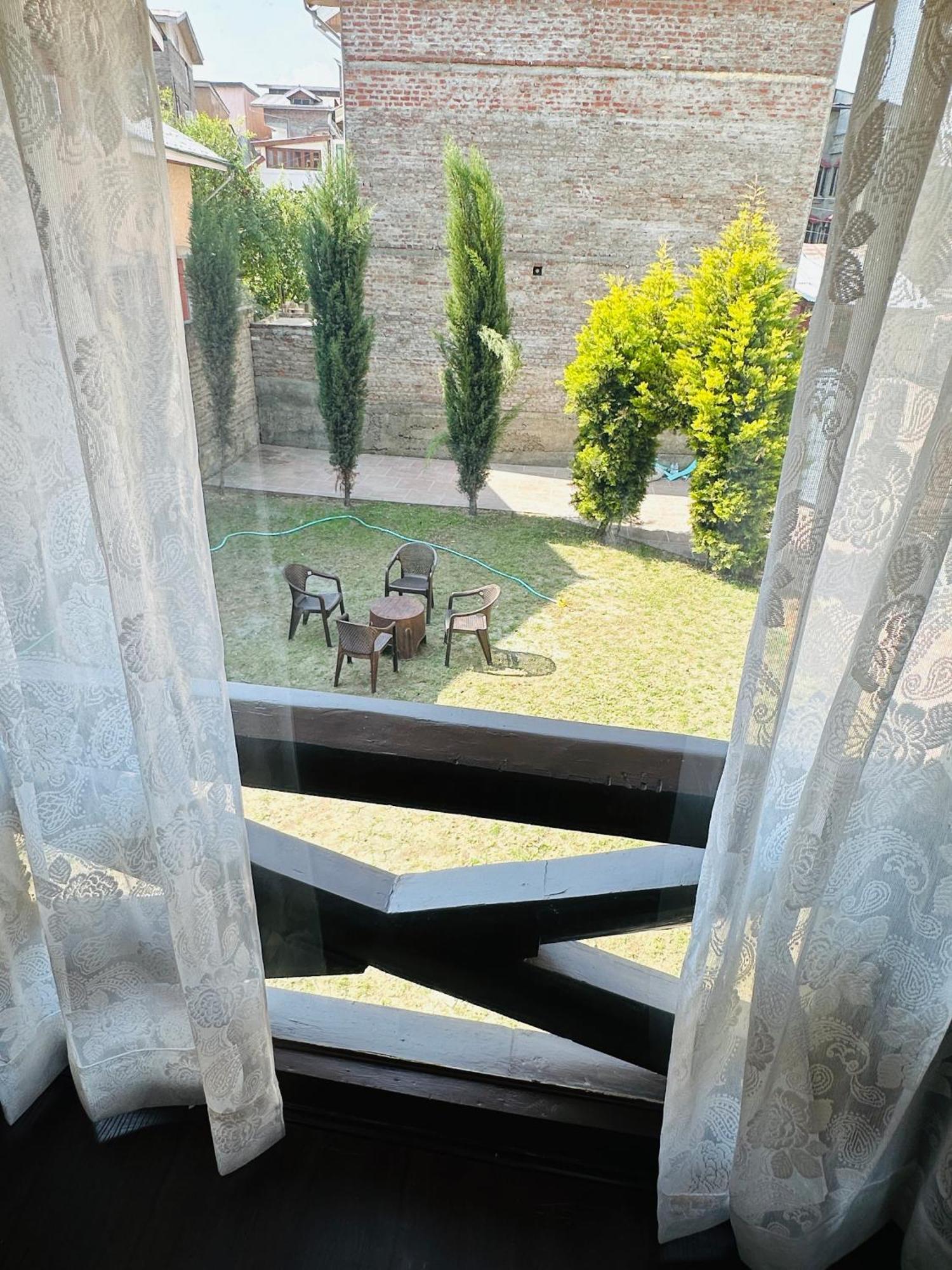 The Chinar Retreat Hut Otel Srīnagar Dış mekan fotoğraf
